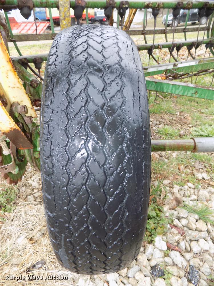 image for item DZ9680 John Deere 894A hay rake