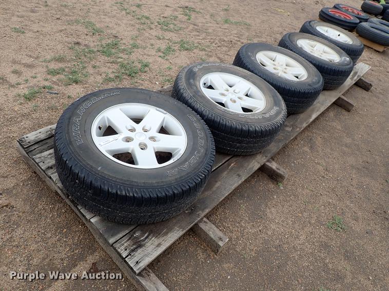 (5) Jeep 255/75R17 tires and wheels in Kinsley, KS | Item FB9019 sold ...