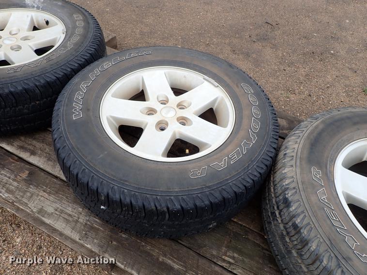 (5) Jeep 255/75R17 tires and wheels in Kinsley, KS | Item FB9019 sold ...