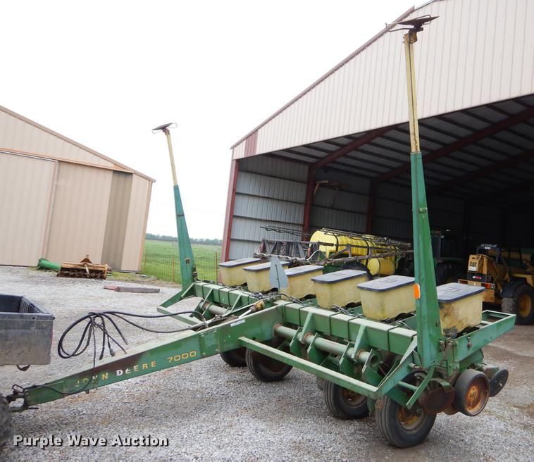 image for item FH9332 John Deere 7000 planter