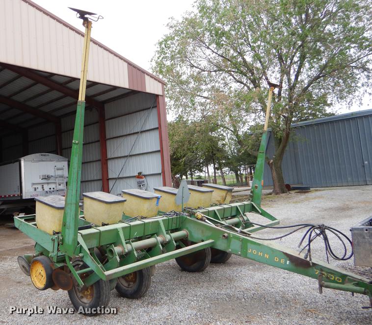 image for item FH9332 John Deere 7000 planter