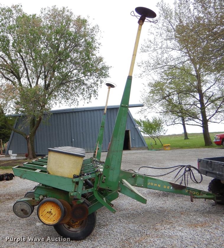 image for item FH9332 John Deere 7000 planter