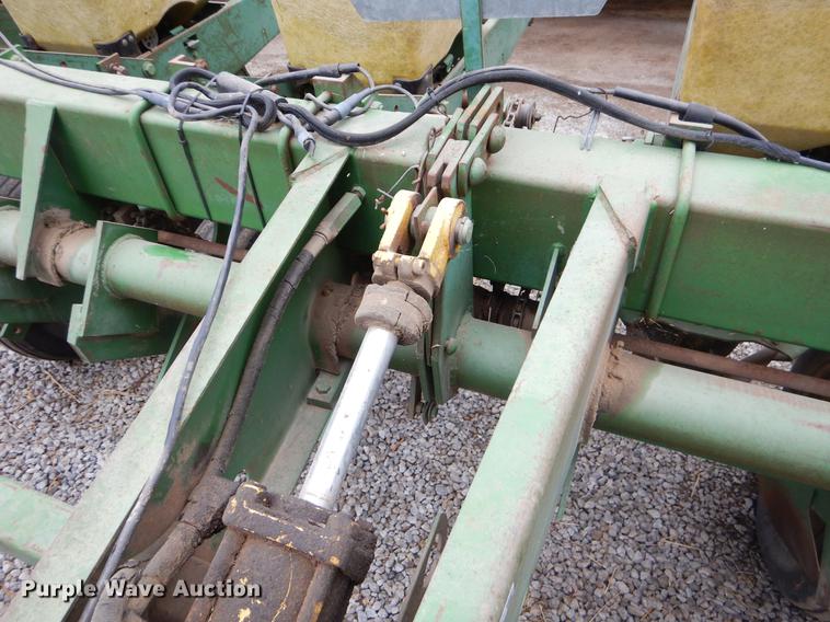 image for item FH9332 John Deere 7000 planter