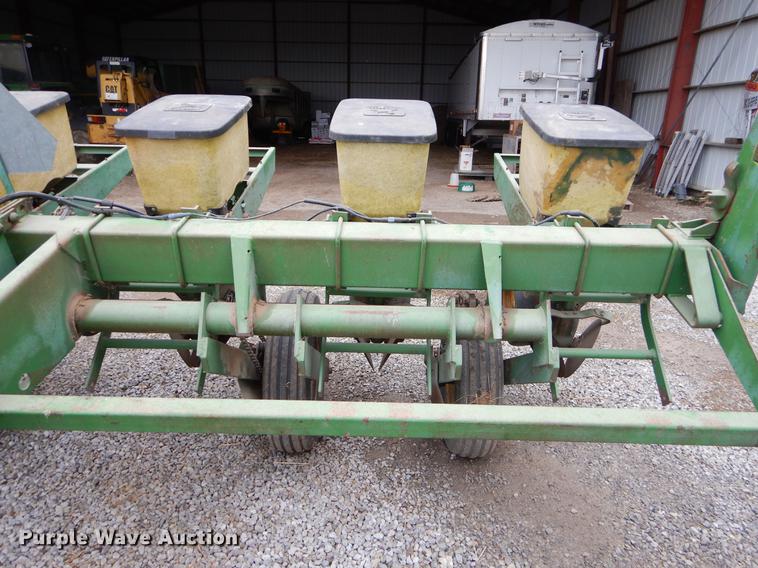 image for item FH9332 John Deere 7000 planter