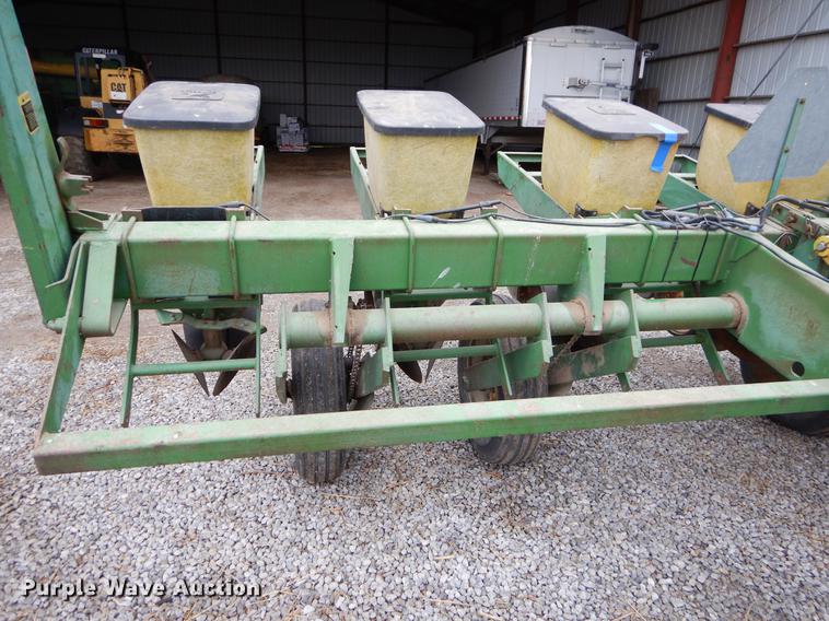 image for item FH9332 John Deere 7000 planter