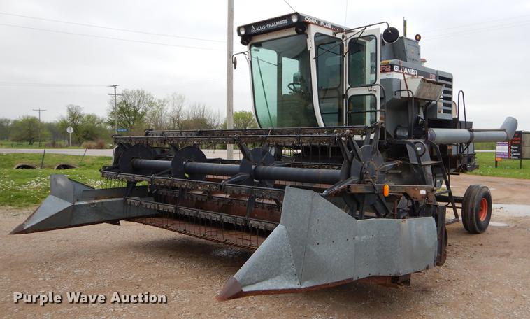 image for item FH9335 1982 Gleaner F2 combine
