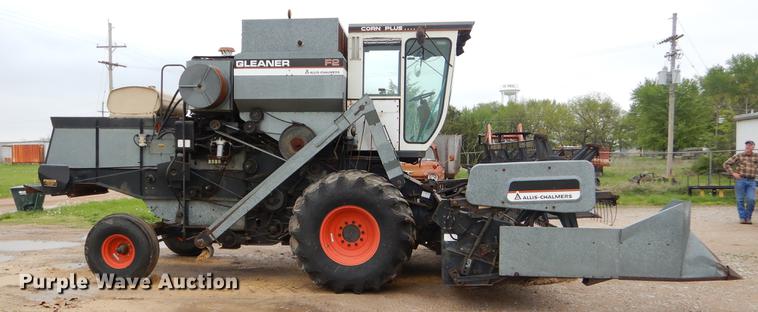 image for item FH9335 1982 Gleaner F2 combine