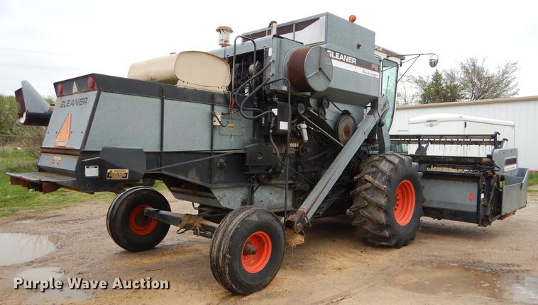 image for item FH9335 1982 Gleaner F2 combine
