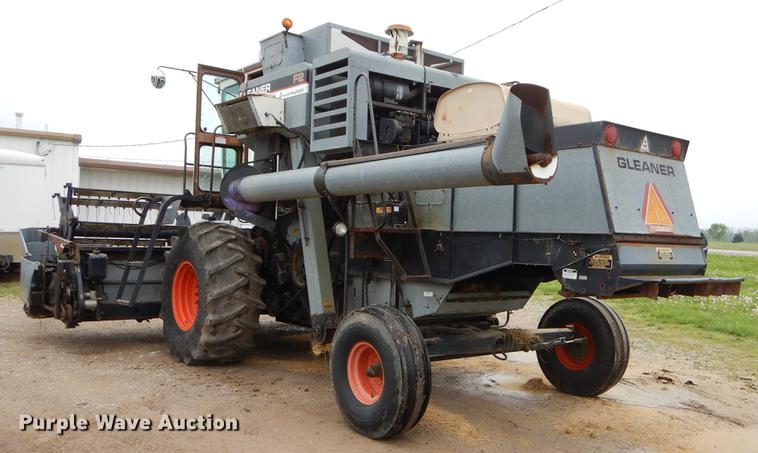 image for item FH9335 1982 Gleaner F2 combine