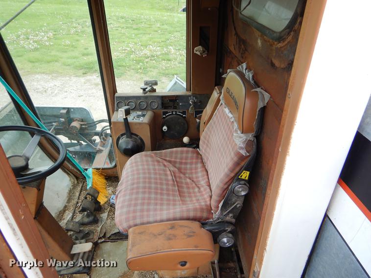 image for item FH9335 1982 Gleaner F2 combine