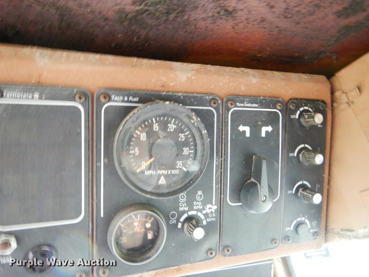 image for item FH9335 1982 Gleaner F2 combine