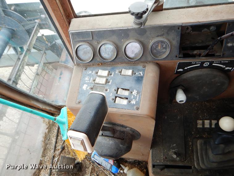 image for item FH9335 1982 Gleaner F2 combine