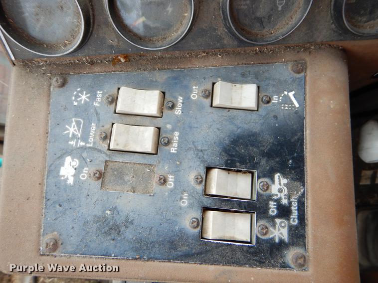 image for item FH9335 1982 Gleaner F2 combine