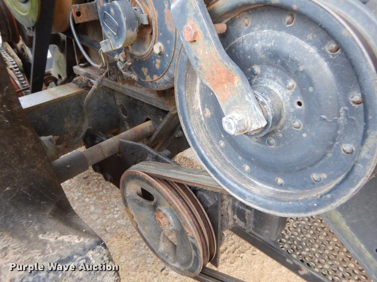 image for item FH9335 1982 Gleaner F2 combine