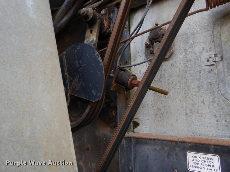 image for item FH9335 1982 Gleaner F2 combine