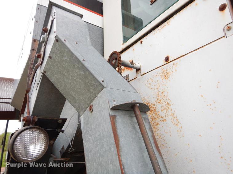 image for item FH9335 1982 Gleaner F2 combine