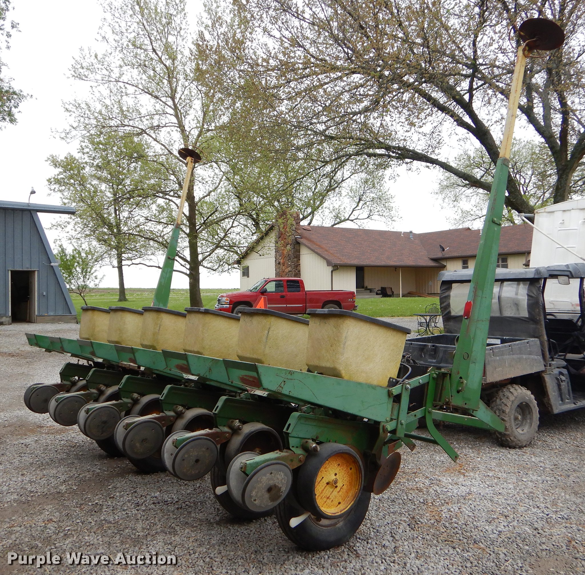 John Deere 7000 planter in Girard, KS Item FH9332 sold Purple Wave