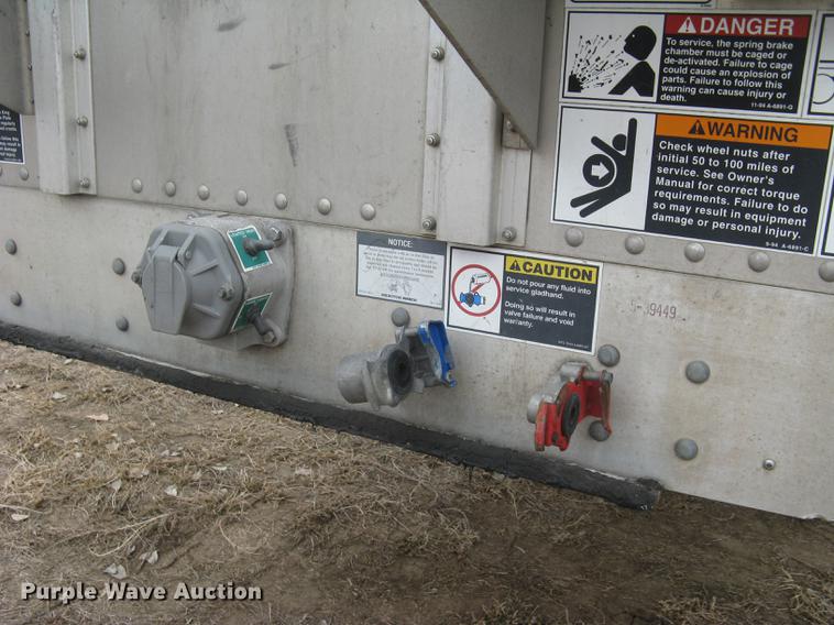 image for item DC1335 2011 Wilson Silver Star PSDCL-402 livestock trailer