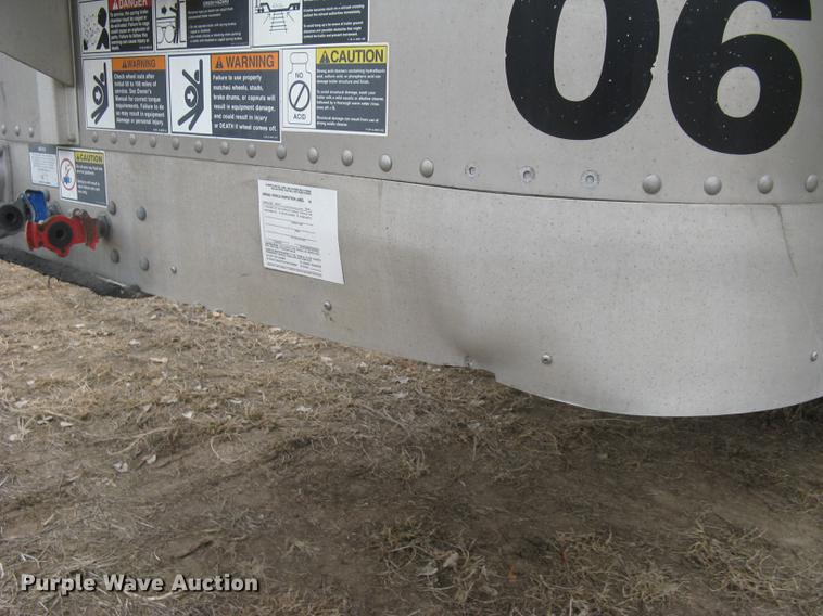 image for item DC1335 2011 Wilson Silver Star PSDCL-402 livestock trailer