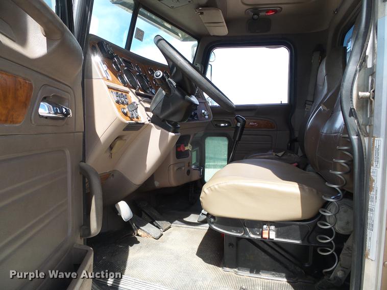 image for item DC5235 2006 Peterbilt 378 winch truck