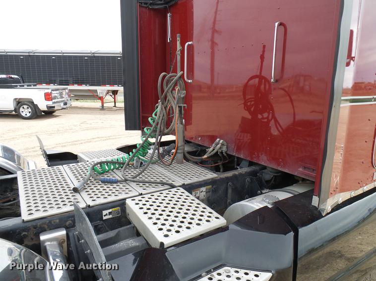 image for item DD6024 2014 Kenworth T660 semi truck