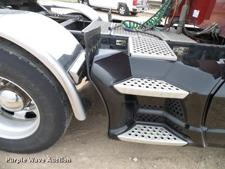 image for item DD6024 2014 Kenworth T660 semi truck