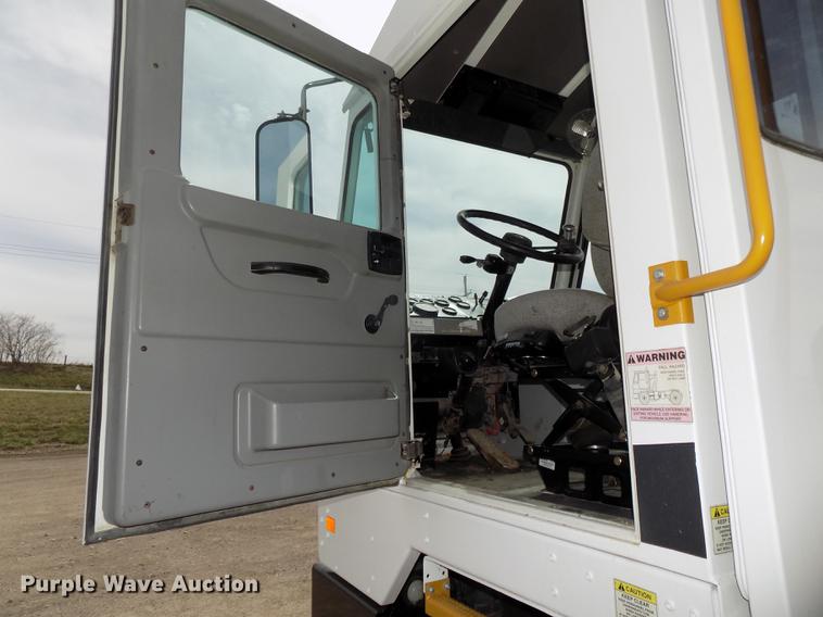 image for item DE7657 2013 Kalmar Ottawa yard truck