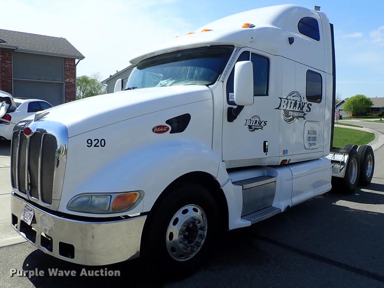 image for item DF1111 2007 Peterbilt 387 semi truck