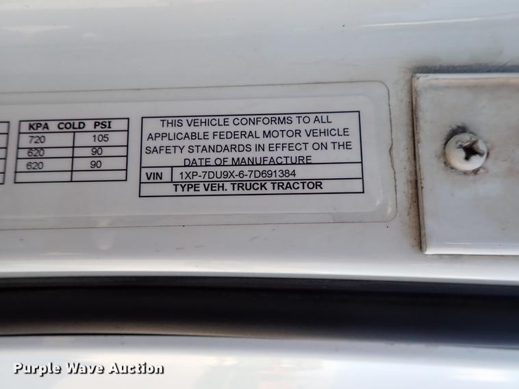 image for item DF1111 2007 Peterbilt 387 semi truck