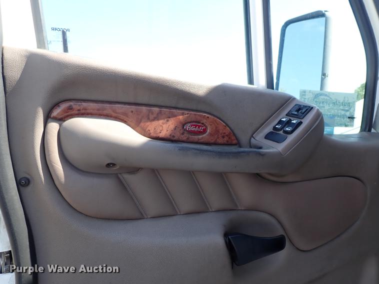 image for item DF1111 2007 Peterbilt 387 semi truck