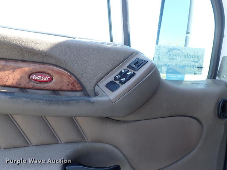 image for item DF1111 2007 Peterbilt 387 semi truck