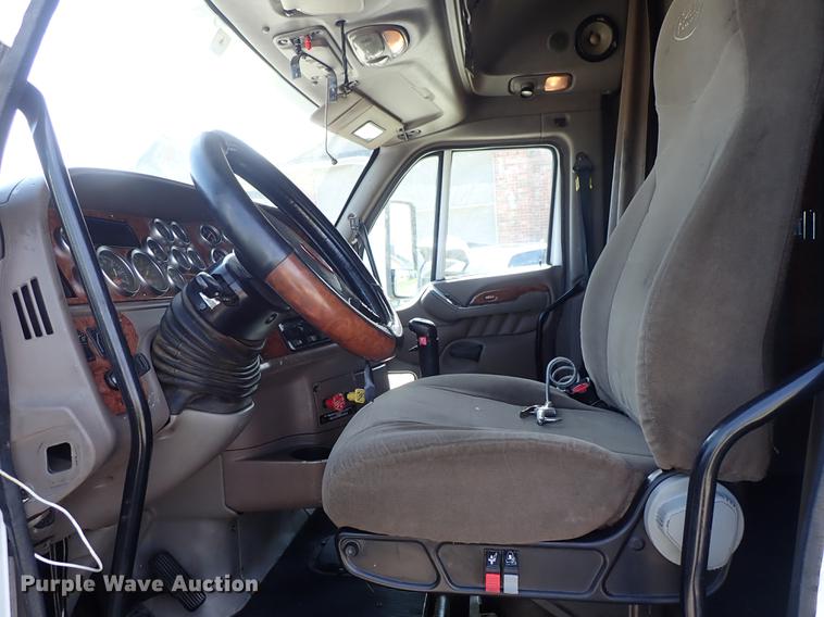 image for item DF1111 2007 Peterbilt 387 semi truck
