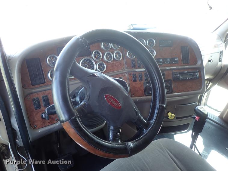 image for item DF1111 2007 Peterbilt 387 semi truck