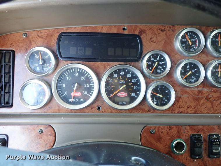 image for item DF1111 2007 Peterbilt 387 semi truck