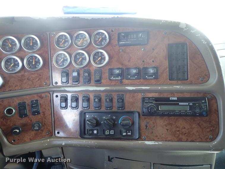 image for item DF1111 2007 Peterbilt 387 semi truck