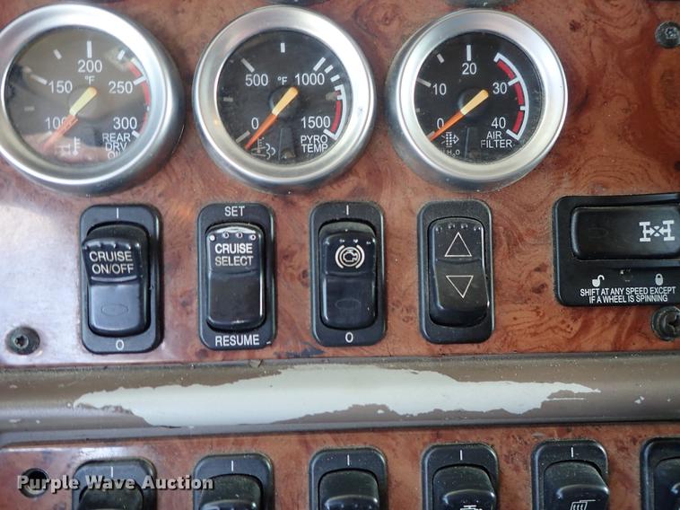 image for item DF1111 2007 Peterbilt 387 semi truck