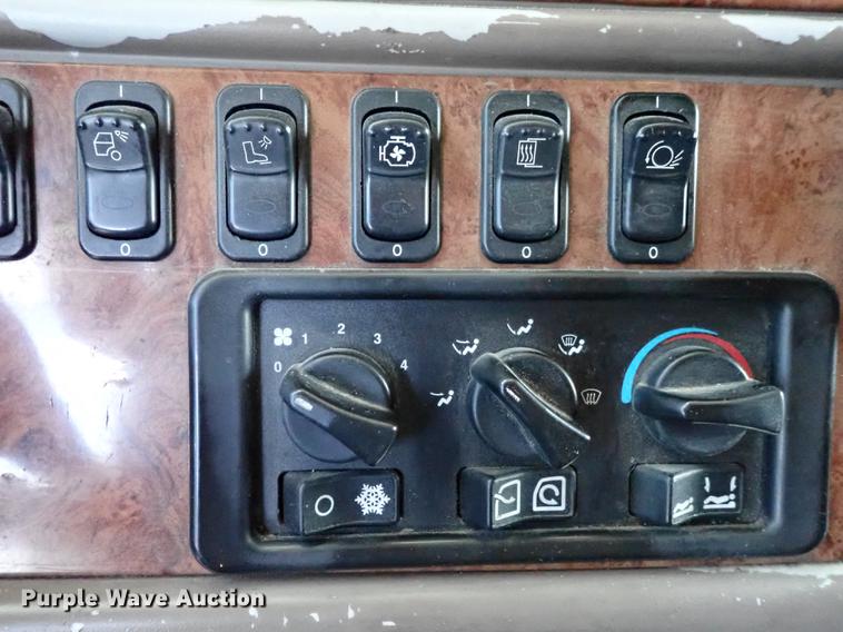 image for item DF1111 2007 Peterbilt 387 semi truck