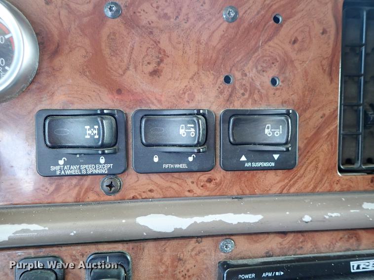 image for item DF1111 2007 Peterbilt 387 semi truck