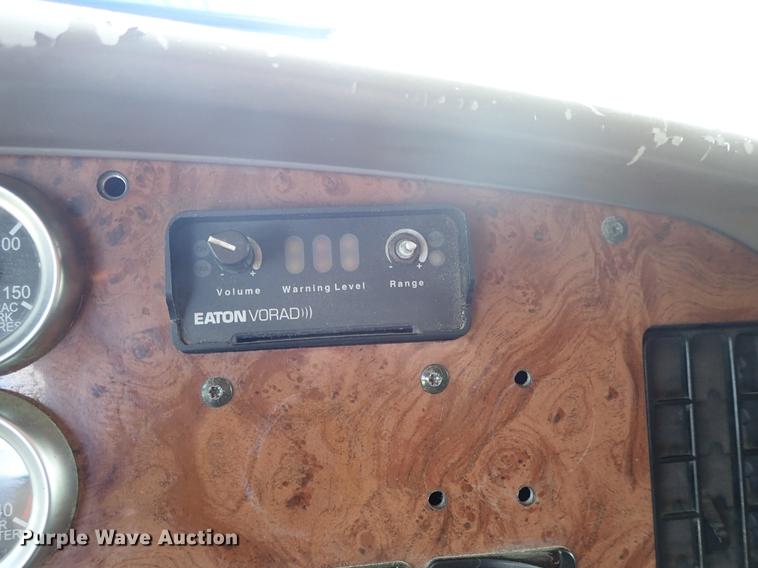 image for item DF1111 2007 Peterbilt 387 semi truck