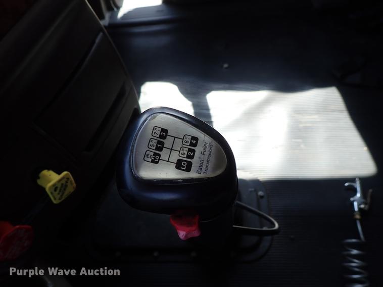 image for item DF1111 2007 Peterbilt 387 semi truck