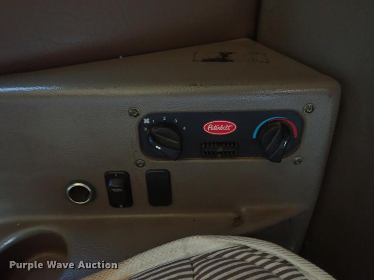 image for item DF1111 2007 Peterbilt 387 semi truck