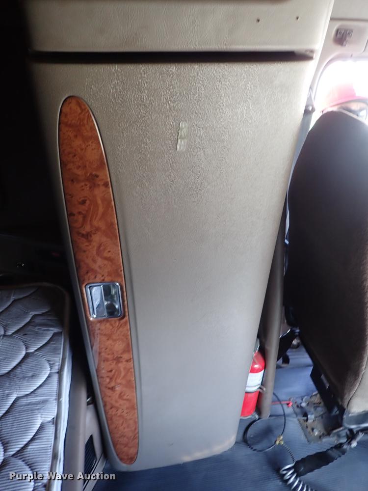 image for item DF1111 2007 Peterbilt 387 semi truck