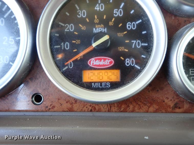 image for item DF1111 2007 Peterbilt 387 semi truck