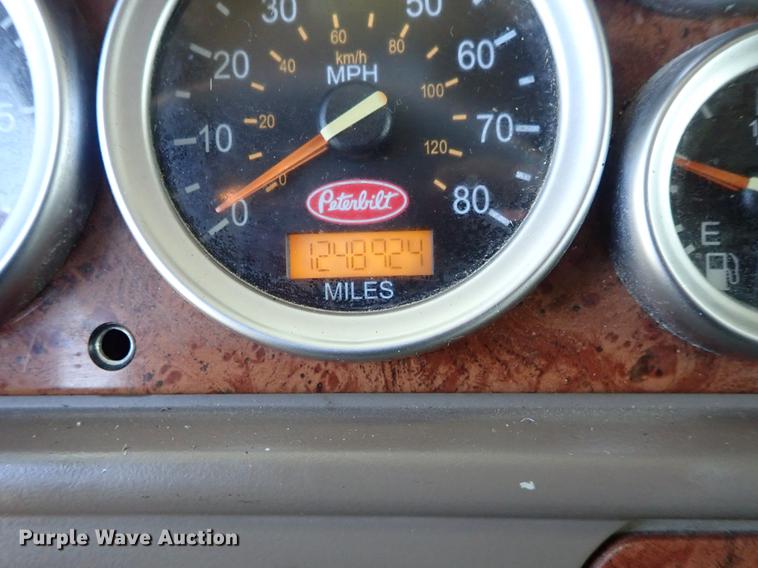 image for item DF1111 2007 Peterbilt 387 semi truck