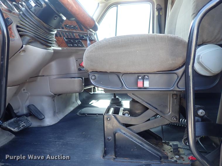 image for item DF1111 2007 Peterbilt 387 semi truck