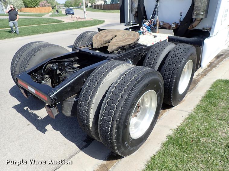 image for item DF1111 2007 Peterbilt 387 semi truck