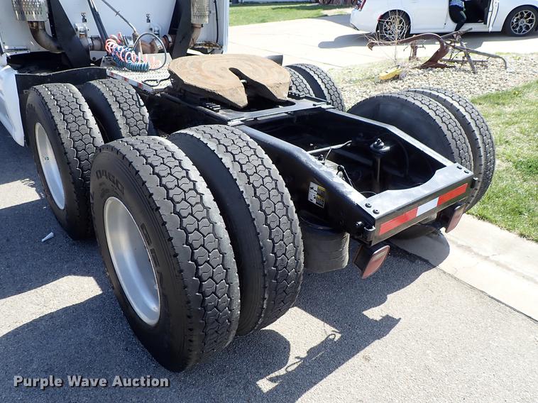 image for item DF1111 2007 Peterbilt 387 semi truck