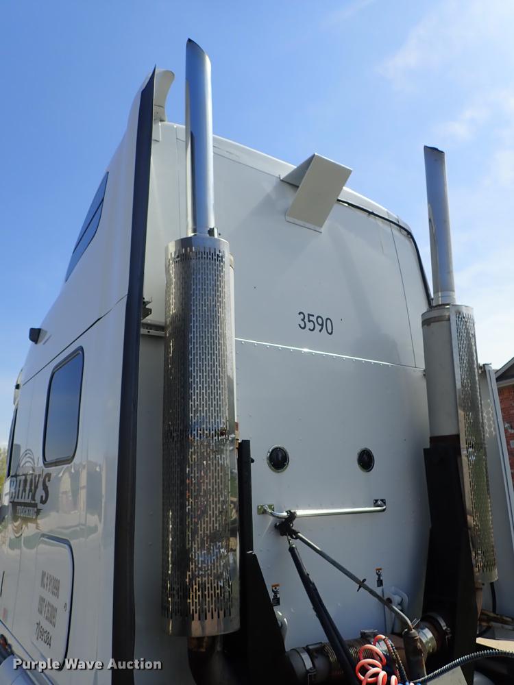 image for item DF1111 2007 Peterbilt 387 semi truck