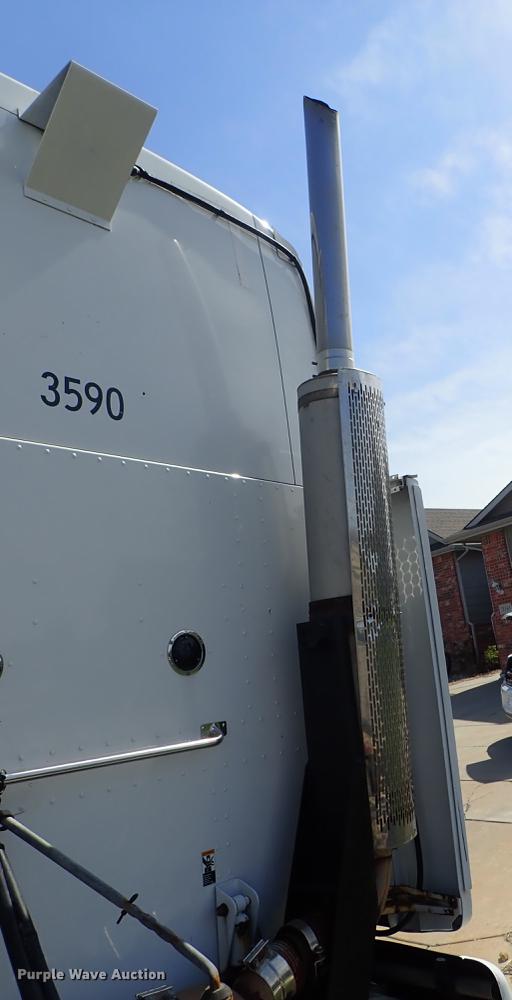 image for item DF1111 2007 Peterbilt 387 semi truck