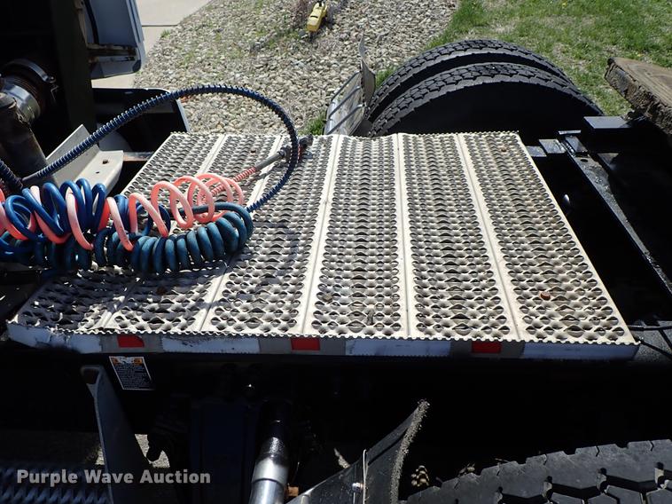 image for item DF1111 2007 Peterbilt 387 semi truck